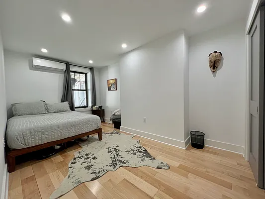Rented by SERHANT. | media 8