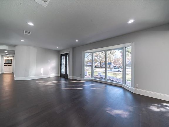 4th image of 810 Clearwater Dr