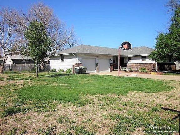 2nd image of 2203 Applewood Ln