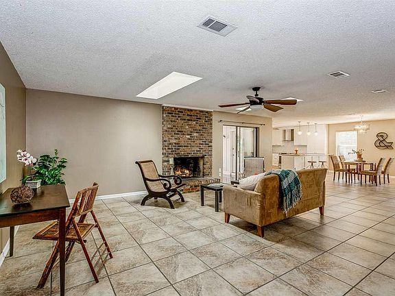 2nd image of 3371 Crestview Ln