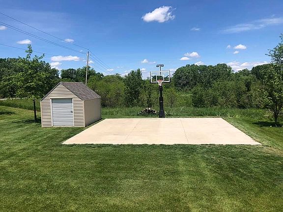 3rd image of 1001 E Linden Dr