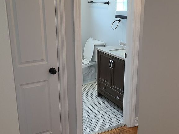 5th image of 2419-21 N Neva Ave #2421-204