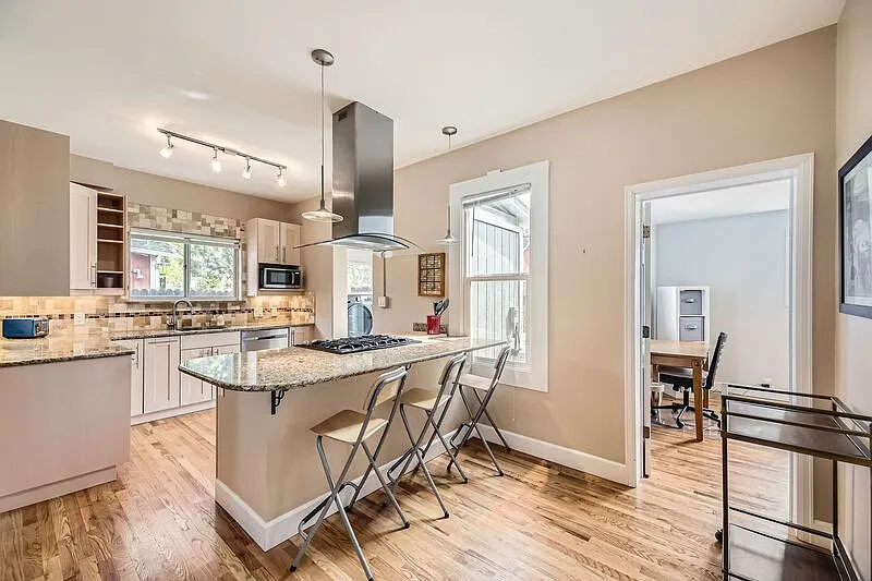 2 bed, 1.0 bath, 842 sqft, $3,345 — Photo 3