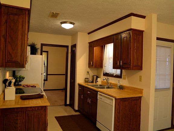 Kitchen w/breakfast nook 12' x 17'