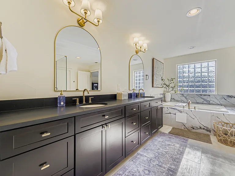 MASTER BATHROOM WITH TUB