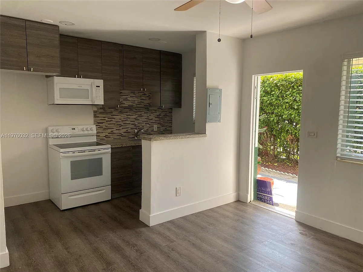 Building Photo - 479 SW 3rd St #4