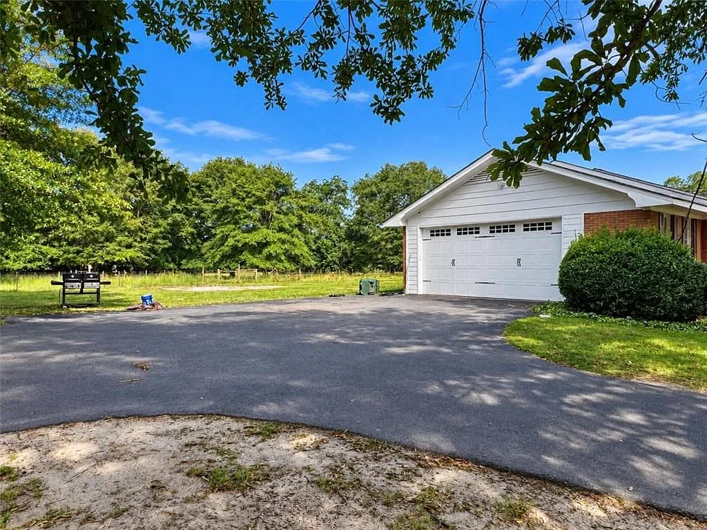 4 bed, 2.0 bath, 2100 sqft, $2,000 — Photo 3