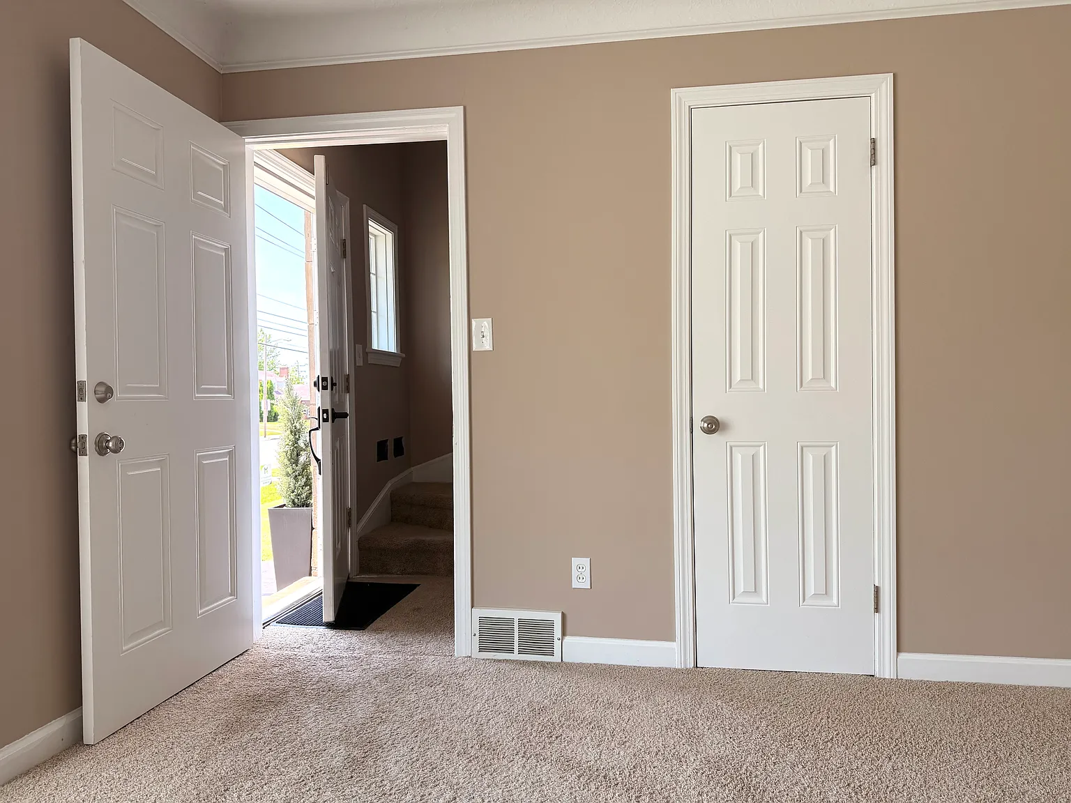 2 bed, 1200 sqft, $1,434 — Photo 2