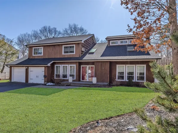 10 Rosemary Court, Manorville, NY 11949