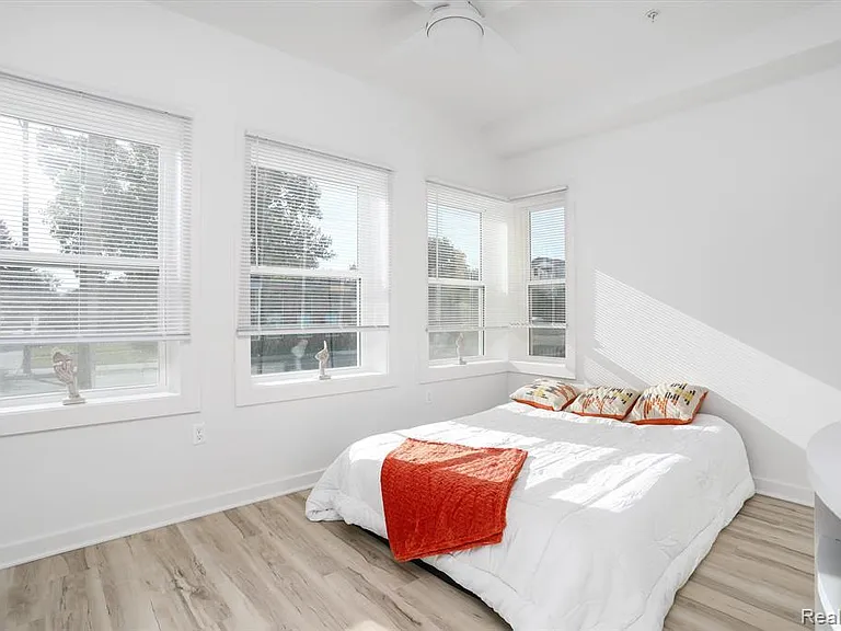 799 E Grand Blvd #4 — Photo 8