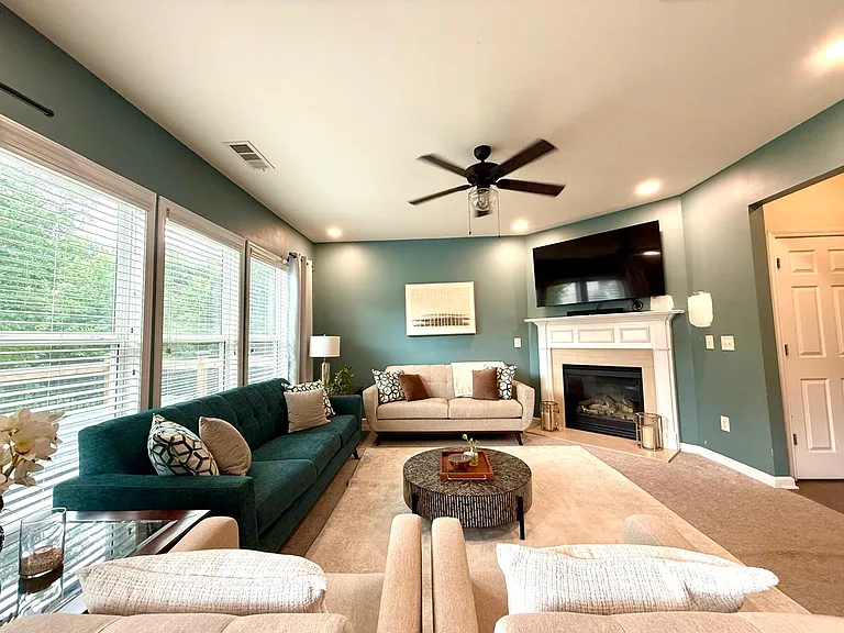 6085 Bentley Way — Photo 3