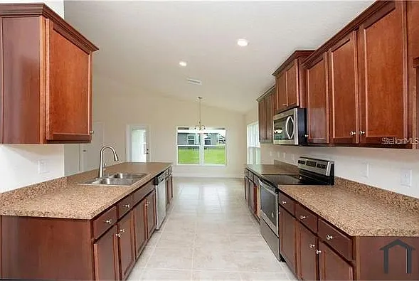 3 bed, 2020 sqft, $2,300 — Photo 3