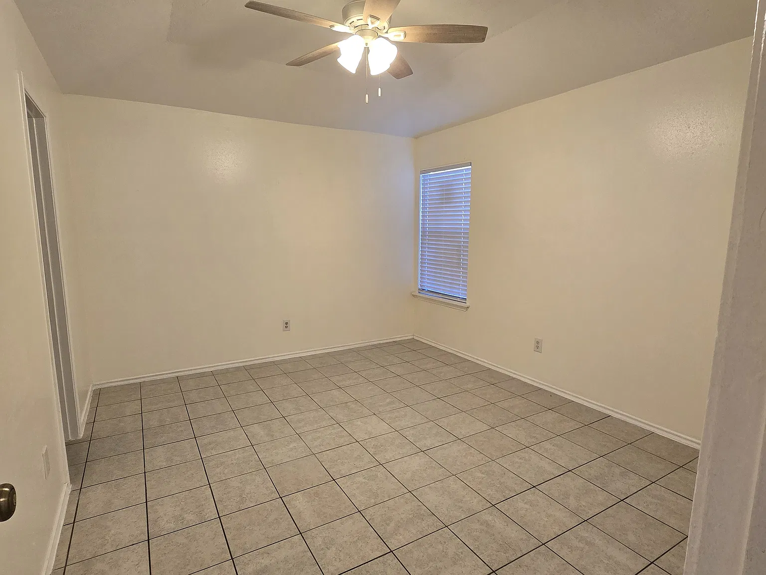 3 bed, 1400 sqft, $1,700 — Photo 2