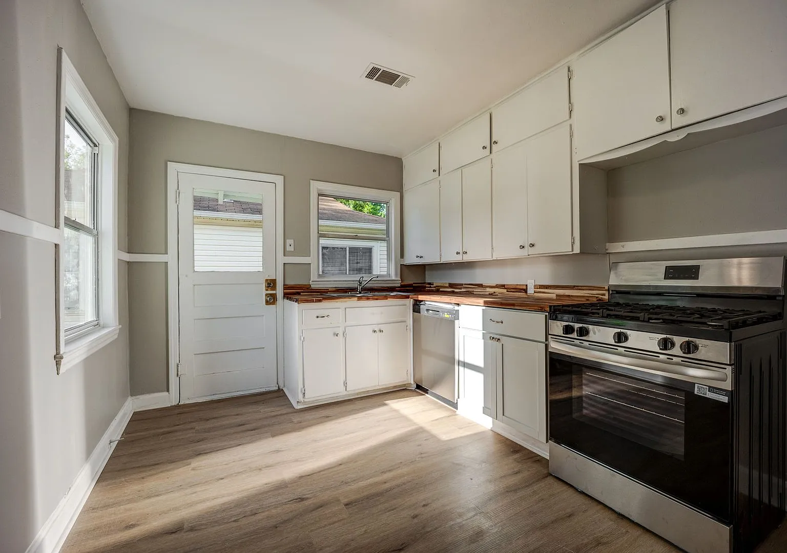 Freshly Updated 3 Bedroom House — Photo 2