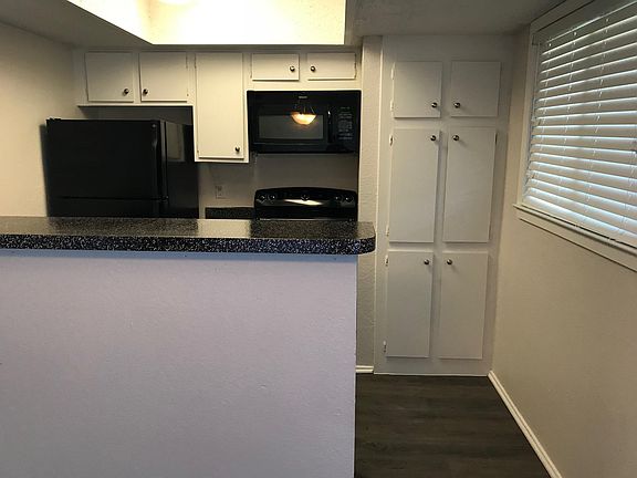 4th image of 2304 Fair Oaks Dr APT 2004