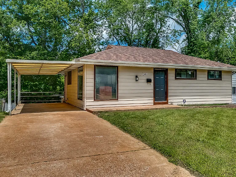 5685 Parchester Dr — Photo 3