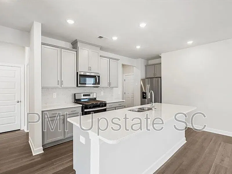 4 bed, 2.5 bath, 2100 sqft, $2,150 — Photo 2