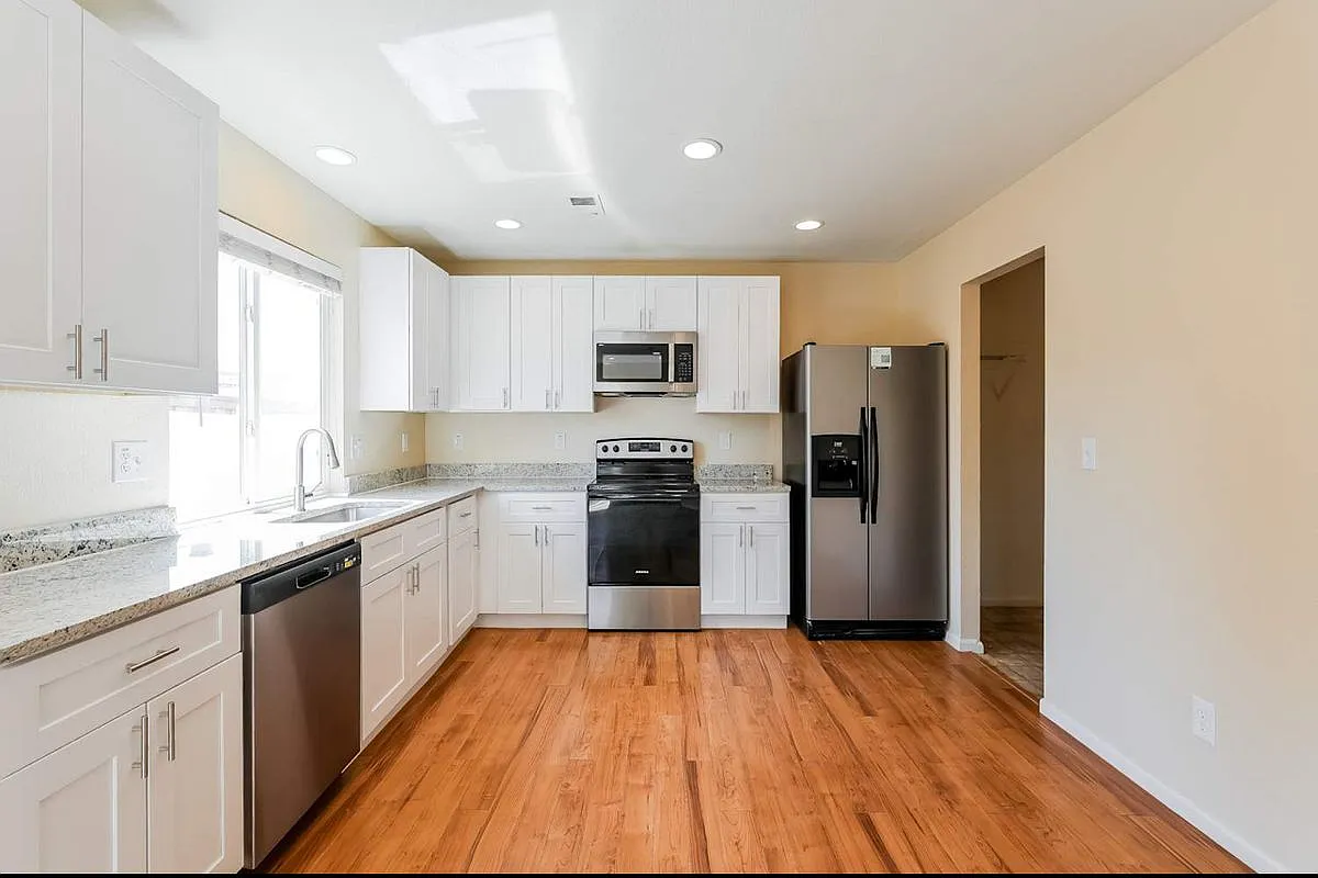 3 bed, 2.5 bath, 1650 sqft, $2,260 — Photo 2