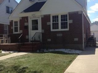 8242 258th St, Glen Oaks, NY 11004