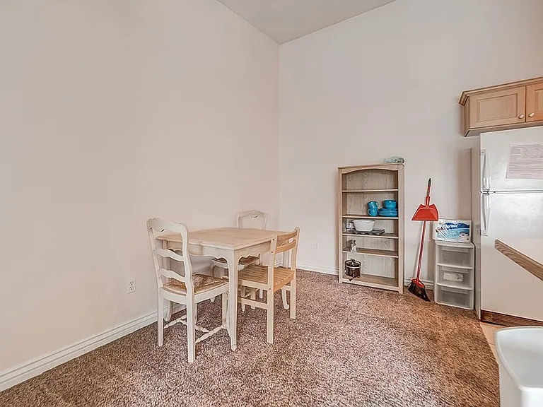 1541 N Riverside Ave — Photo 4
