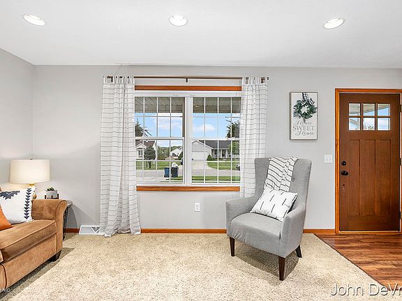 5th image of 7468 Russell Dr