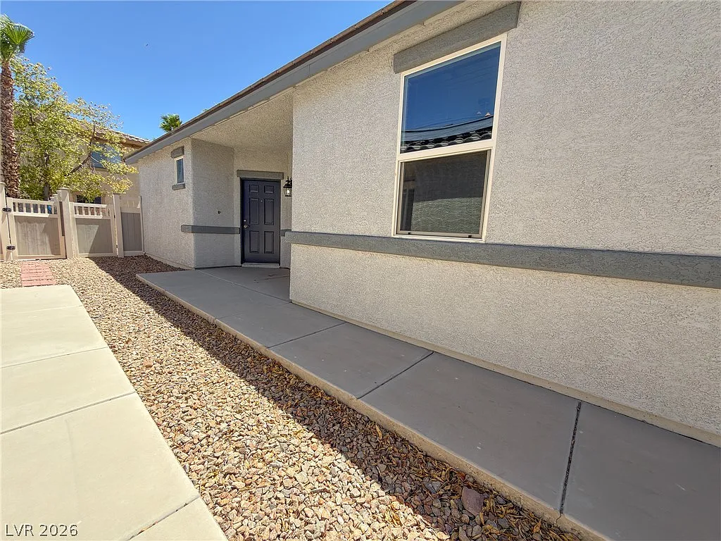 4 bed, 2.0 bath, 1484 sqft, $2,070 — Photo 4
