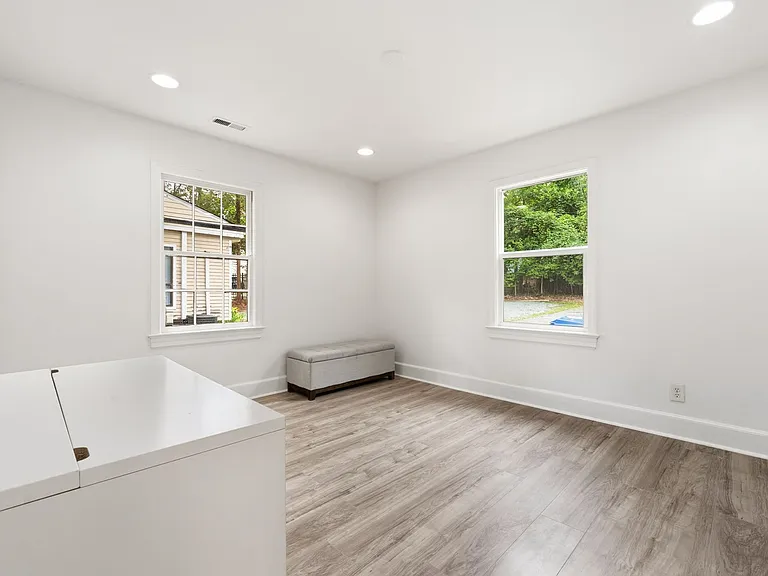 215 N Columbia St — Photo 13