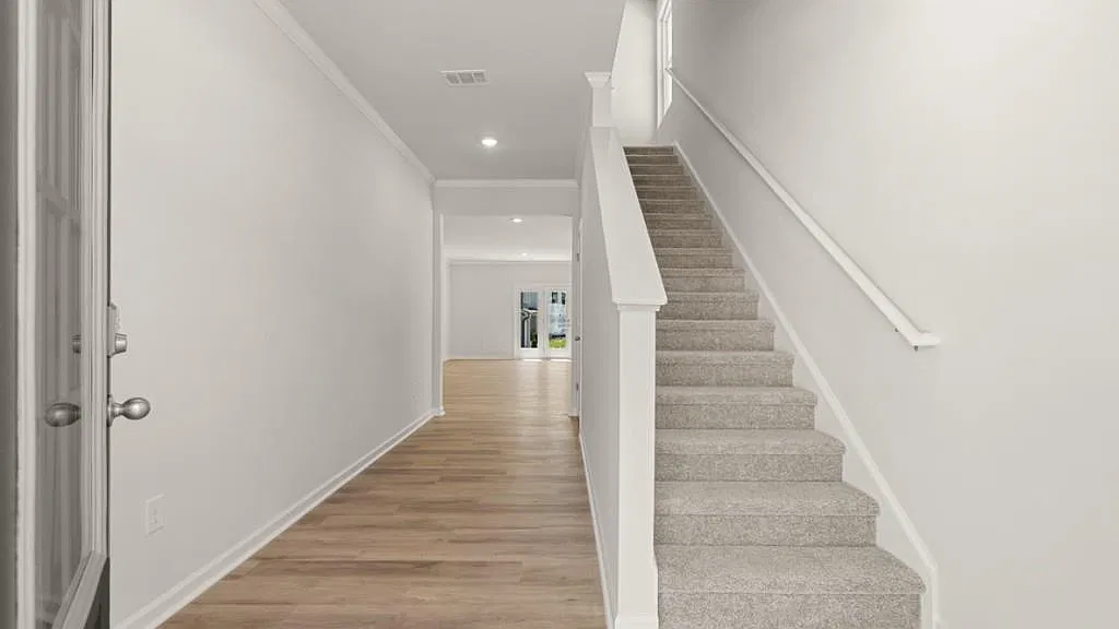 5 bed, 2361 sqft, $2,300 — Photo 2