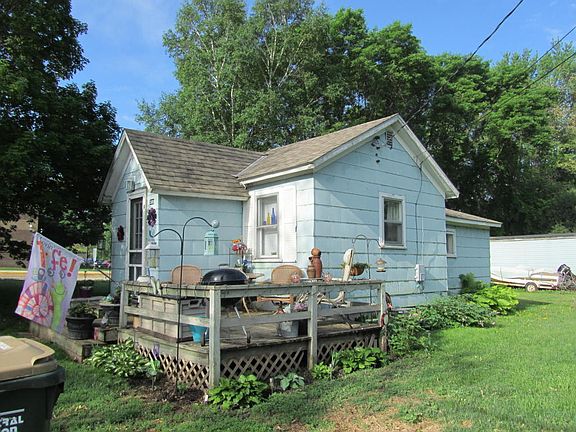 2nd image of 320 4th St SE