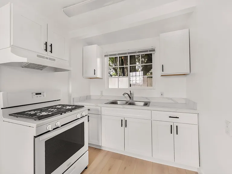940 Arcadia Pl — Photo 1