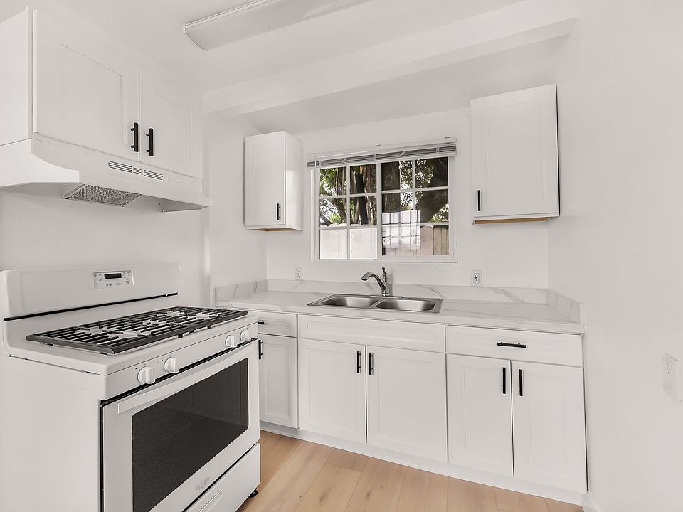 1st image of 940 Arcadia Pl