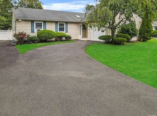 101 Camille Ln, East Patchogue, NY 11772