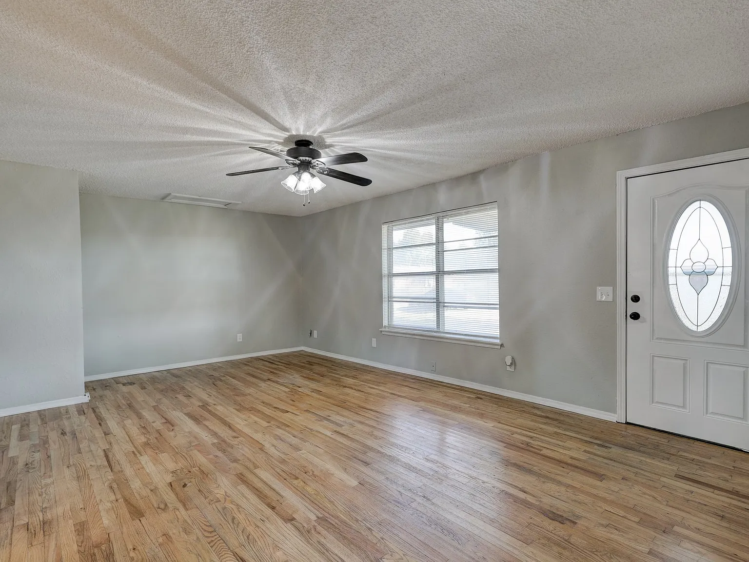 3 bed, 1215 sqft, $1,420 — Photo 2