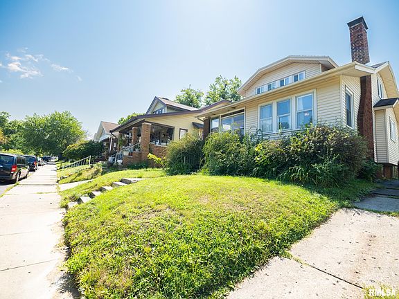 3rd image of 824 W Eleanor Pl