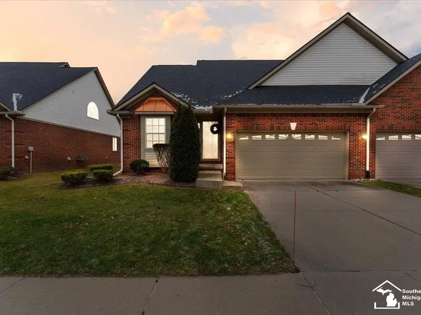 20238 Doves Pointe Dr, Brownstown, MI 48174