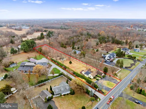 7 Elmwood Rd, Mount Laurel, NJ 08054