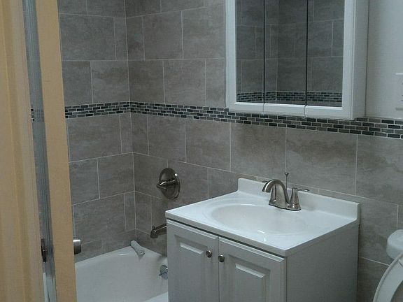 5th image of 3053 Randall Ave #2