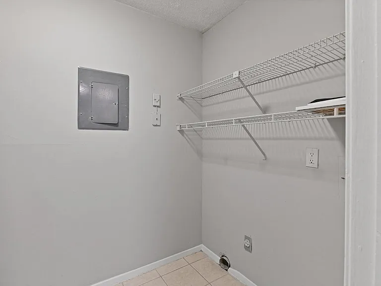 450 Waldan Cir — Photo 17
