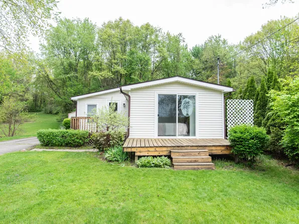 12886 Sycamore Point Dr, Plainwell, MI 49080