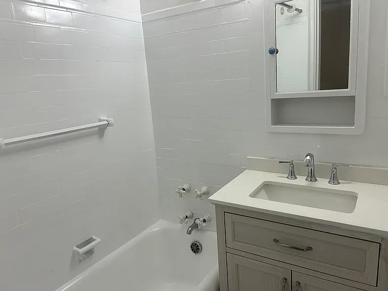 457 W 57th St #514 — Photo 5