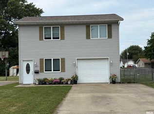1215 E Chestnut St, Canton, IL 61520