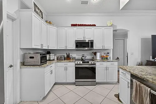 146 Fernwood Cres Photo 1
