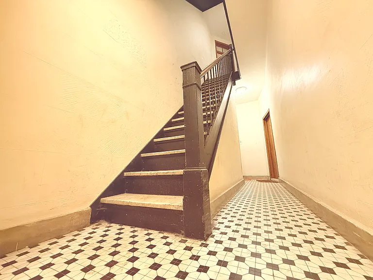 712 Lorimer St #1R — Photo 11