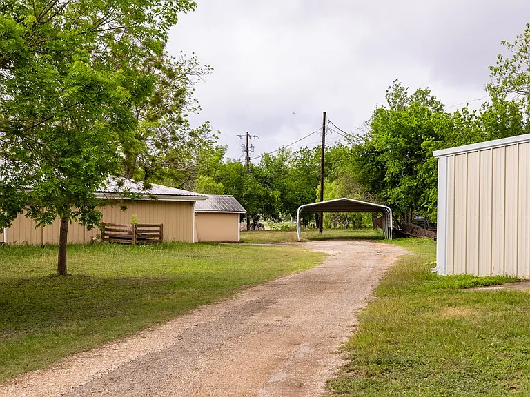 123 FM 480 — Photo 33