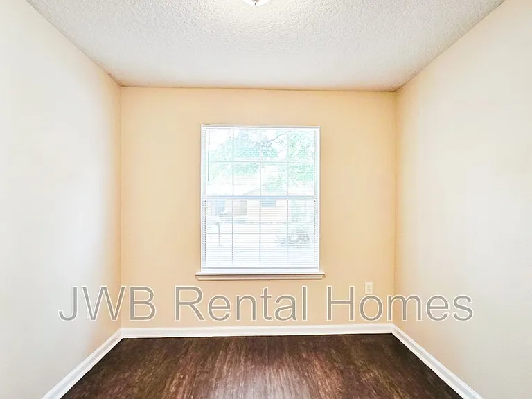 1520 W 27th St — Photo 4
