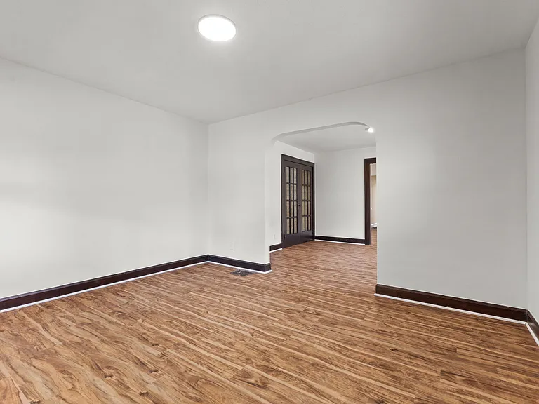 950 N Chester Ave — Photo 7