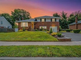 3 Lourae Dr, Massapequa Park, NY 11762