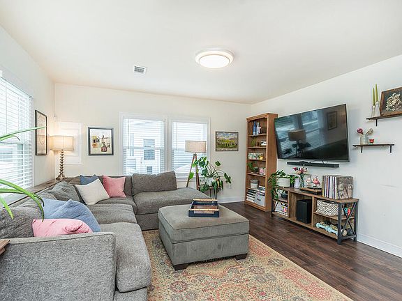 5th image of 393 Bassett Ave
