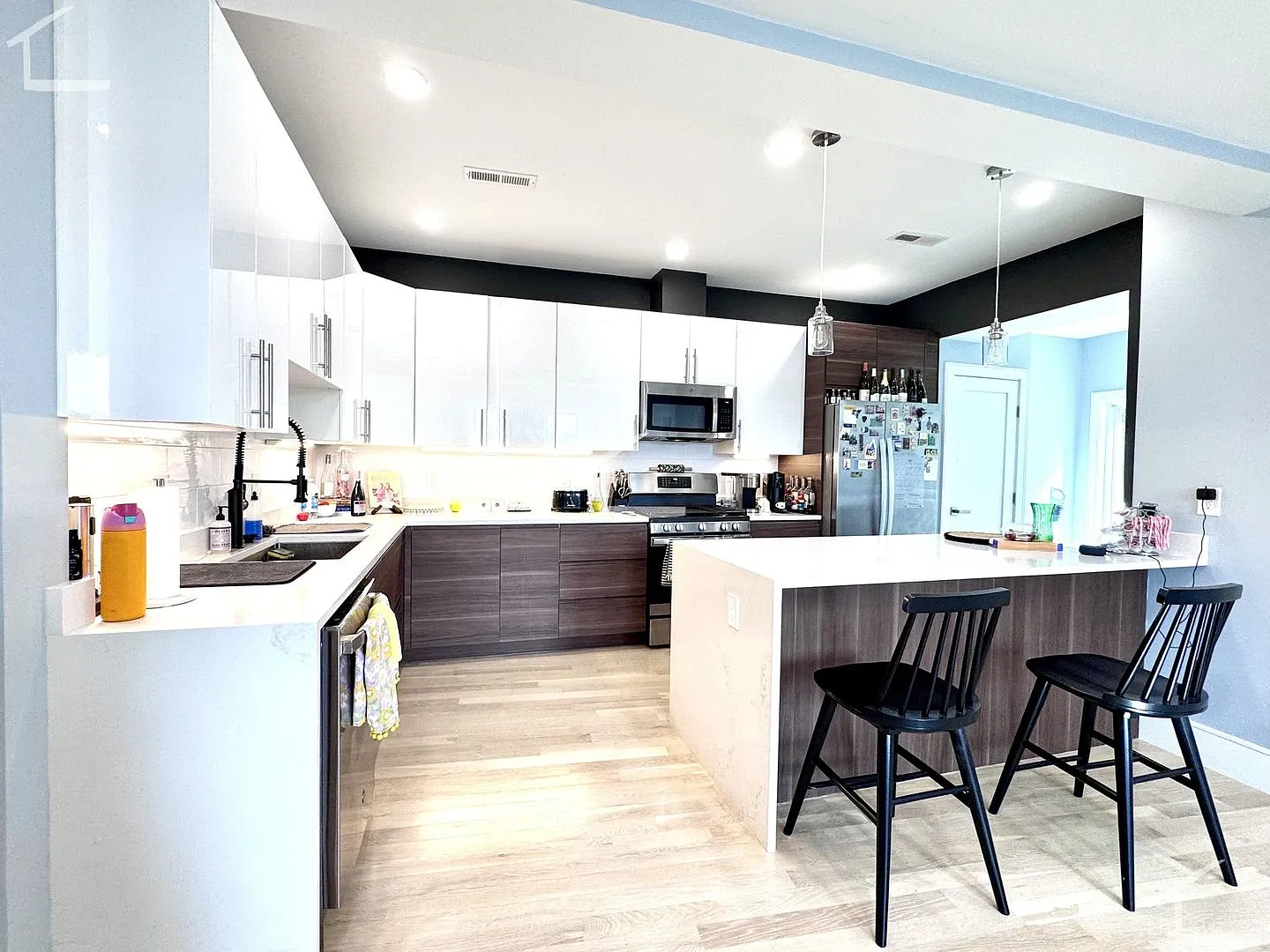 Brand New Luxury Apt In Washington Square, No Fee! Near Everything Laundry In Unit. Pets Negotiable — Photo 3