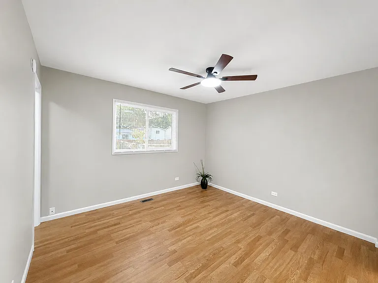 6847 Hawthorne Ln — Photo 14